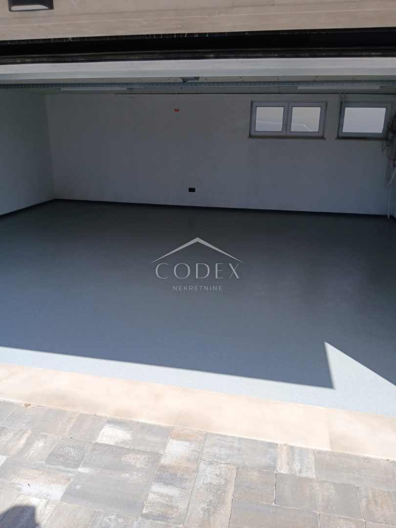 Kastav, Rubeši – prodaja luksuzne novogradnje z garažo in vrtom