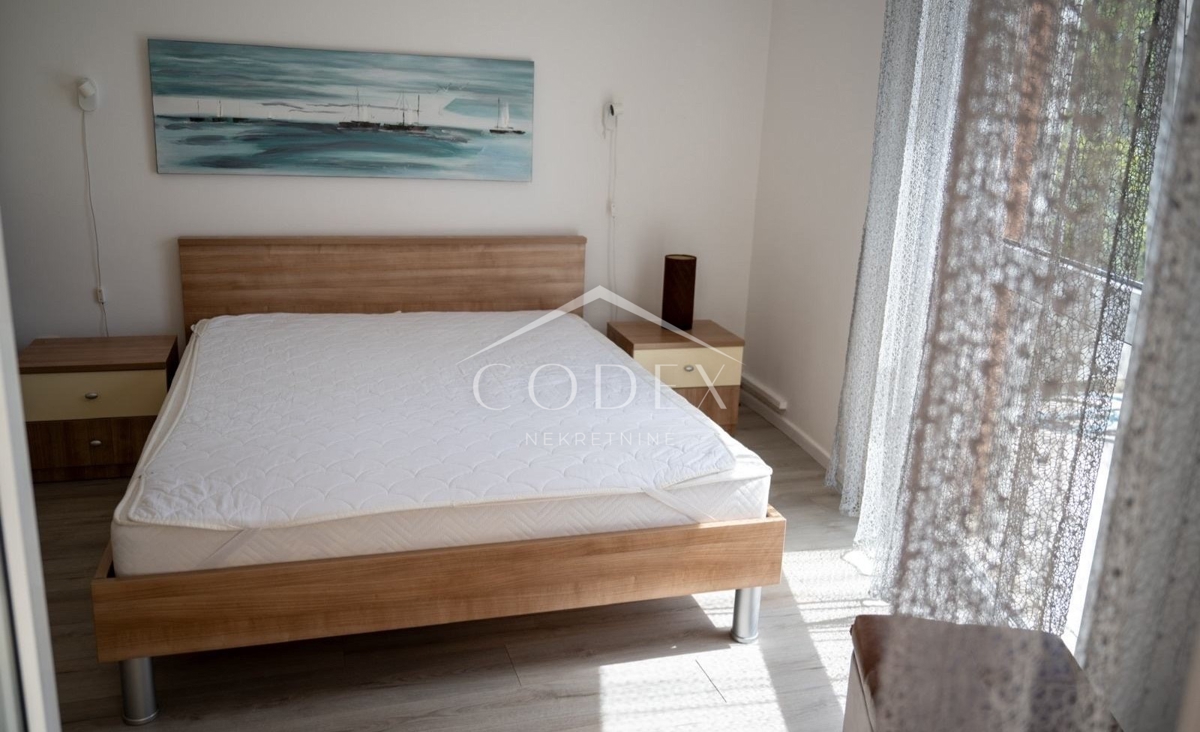 Novi Vinodolski – apartma s teraso iNovi Vinodolski – apartma s teraso in vrtom, le 50 m od morjan vrtom, 50 m od morja