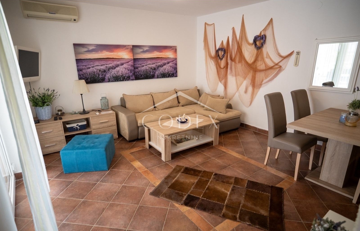 Novi Vinodolski – apartma s teraso iNovi Vinodolski – apartma s teraso in vrtom, le 50 m od morjan vrtom, 50 m od morja