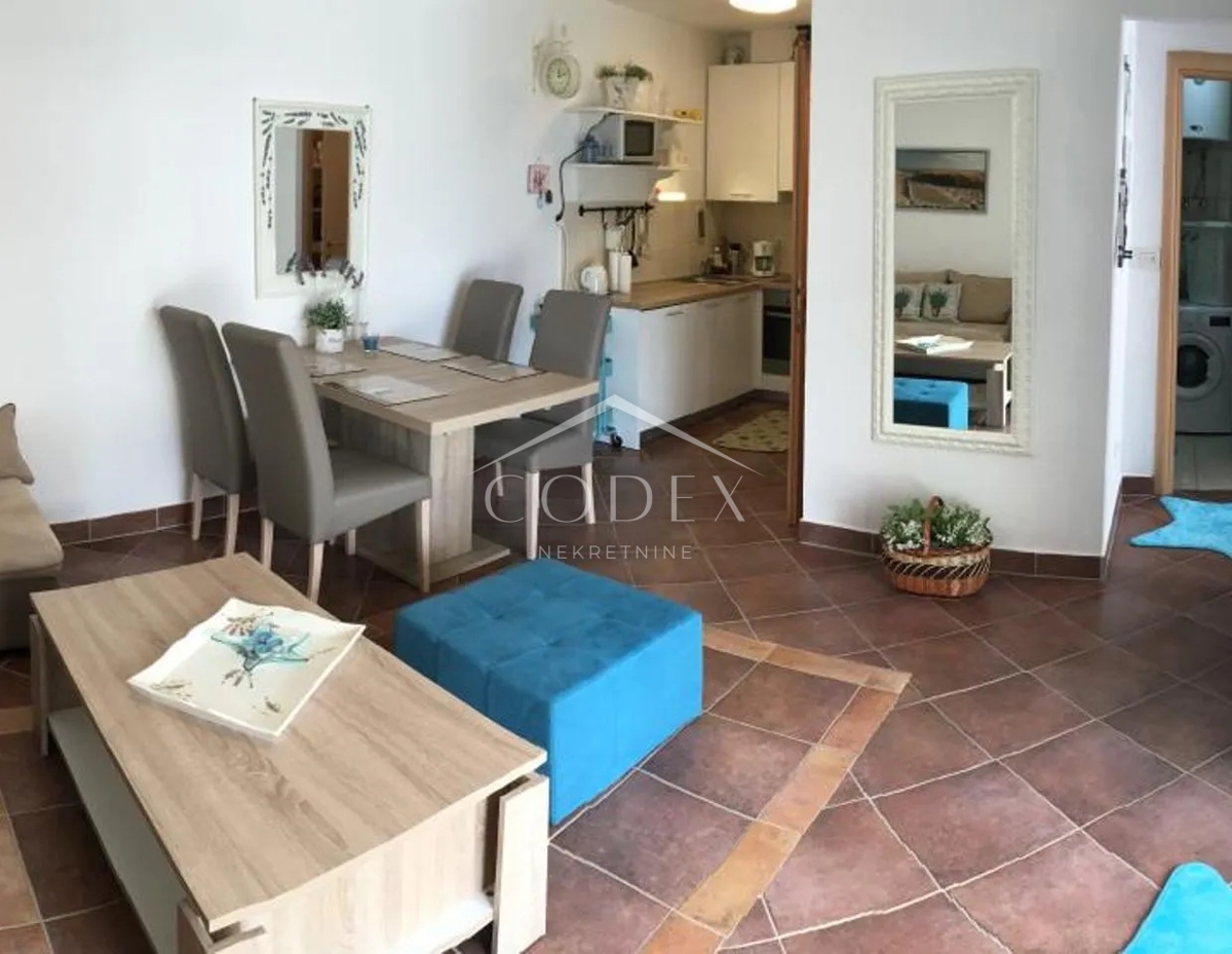 Novi Vinodolski – apartma s teraso iNovi Vinodolski – apartma s teraso in vrtom, le 50 m od morjan vrtom, 50 m od morja