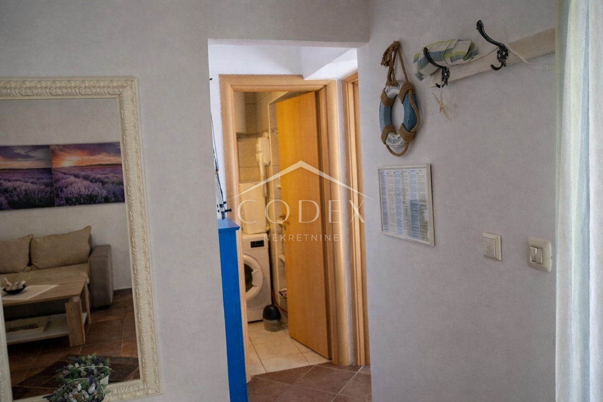 Novi Vinodolski – apartma s teraso iNovi Vinodolski – apartma s teraso in vrtom, le 50 m od morjan vrtom, 50 m od morja