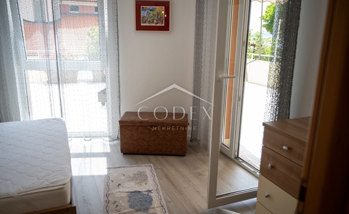 Novi Vinodolski – apartma s teraso iNovi Vinodolski – apartma s teraso in vrtom, le 50 m od morjan vrtom, 50 m od morja