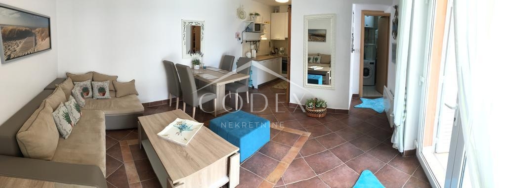 Novi Vinodolski – apartma s teraso iNovi Vinodolski – apartma s teraso in vrtom, le 50 m od morjan vrtom, 50 m od morja