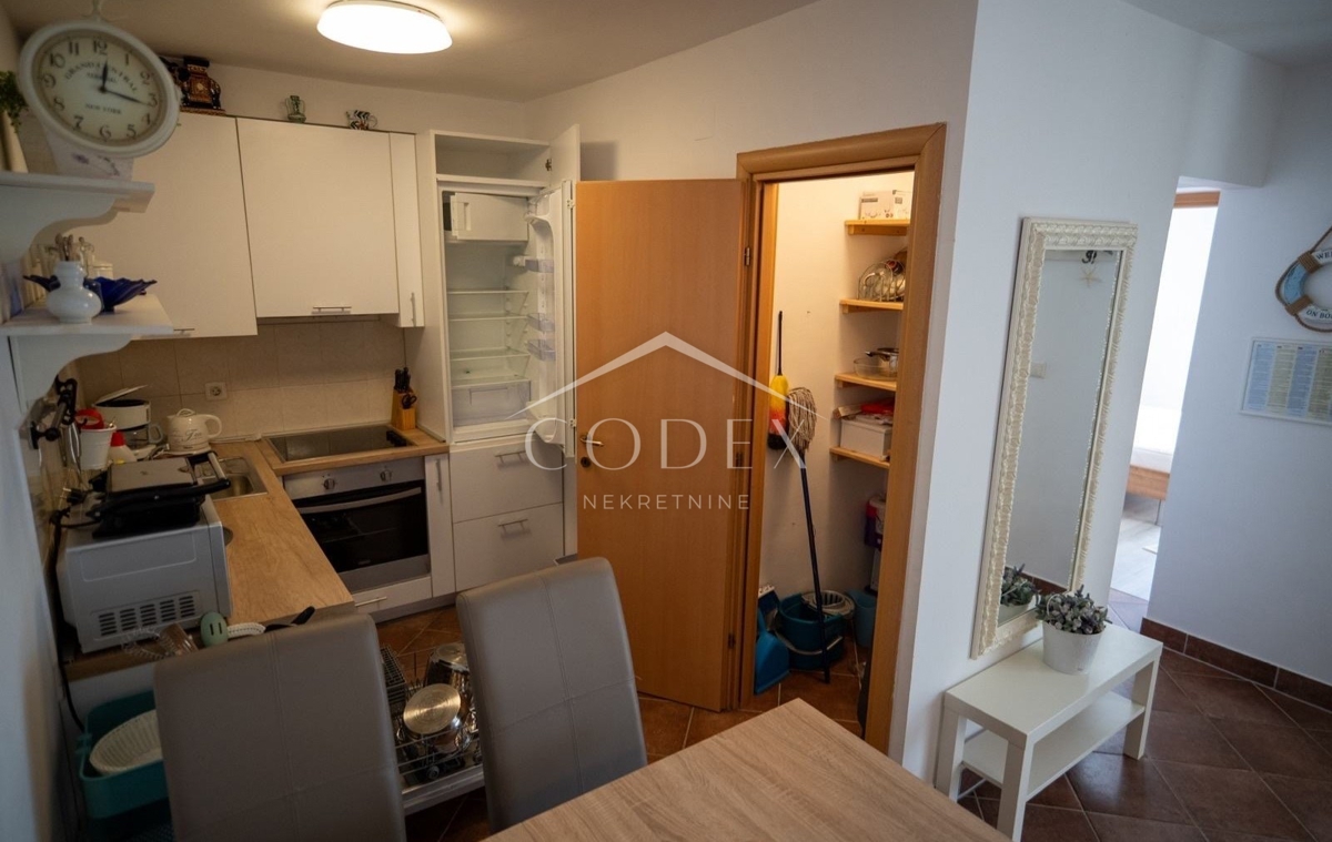 Novi Vinodolski – apartma s teraso iNovi Vinodolski – apartma s teraso in vrtom, le 50 m od morjan vrtom, 50 m od morja