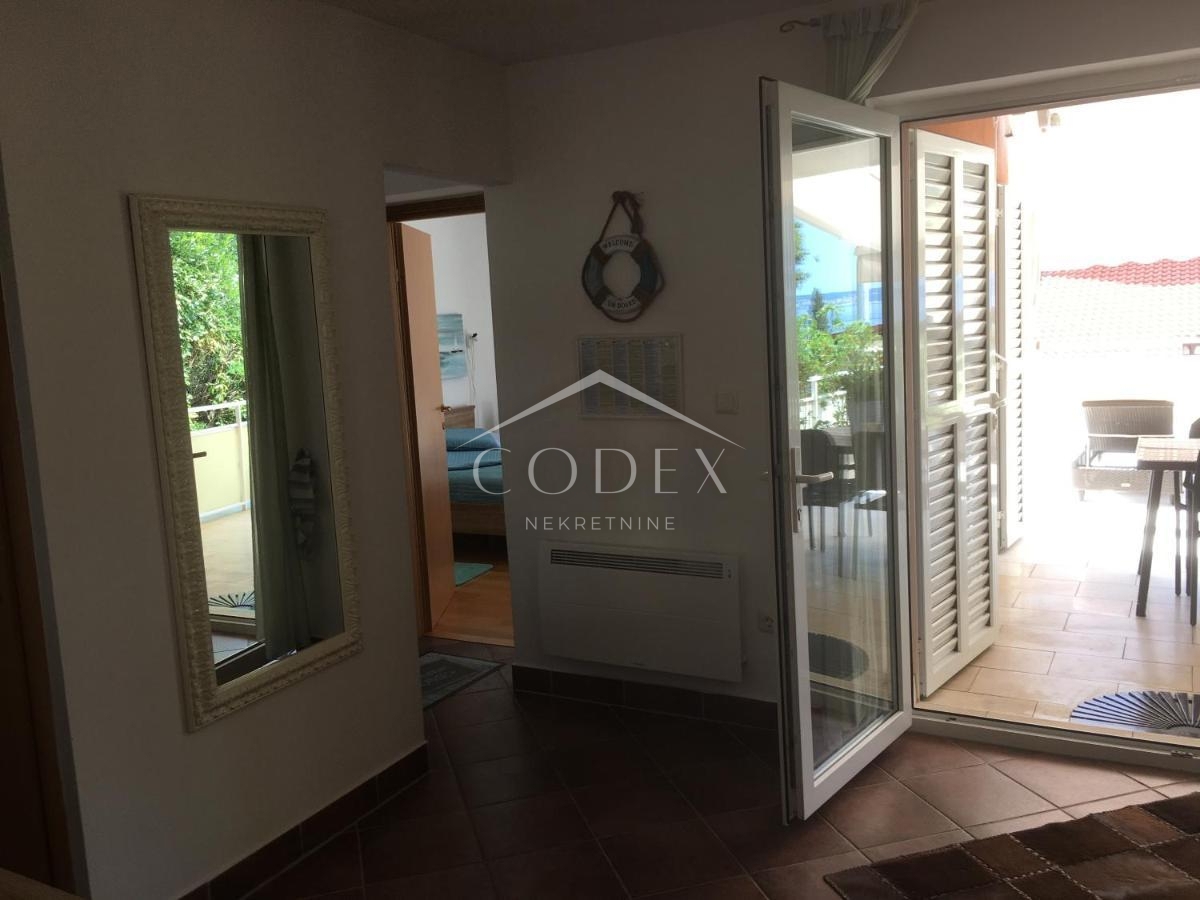 Novi Vinodolski – apartma s teraso iNovi Vinodolski – apartma s teraso in vrtom, le 50 m od morjan vrtom, 50 m od morja