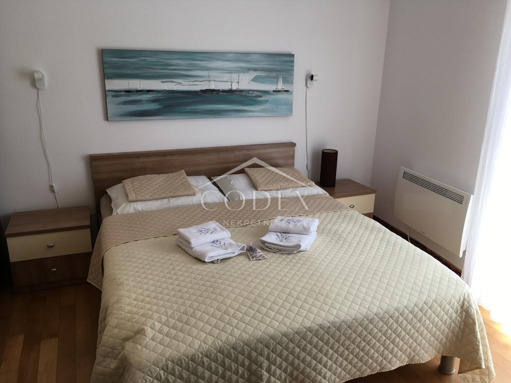 Novi Vinodolski – apartma s teraso iNovi Vinodolski – apartma s teraso in vrtom, le 50 m od morjan vrtom, 50 m od morja