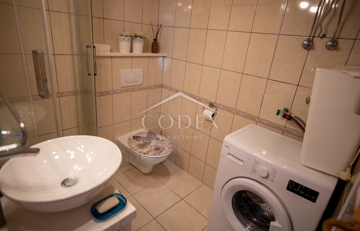 Novi Vinodolski – apartma s teraso iNovi Vinodolski – apartma s teraso in vrtom, le 50 m od morjan vrtom, 50 m od morja