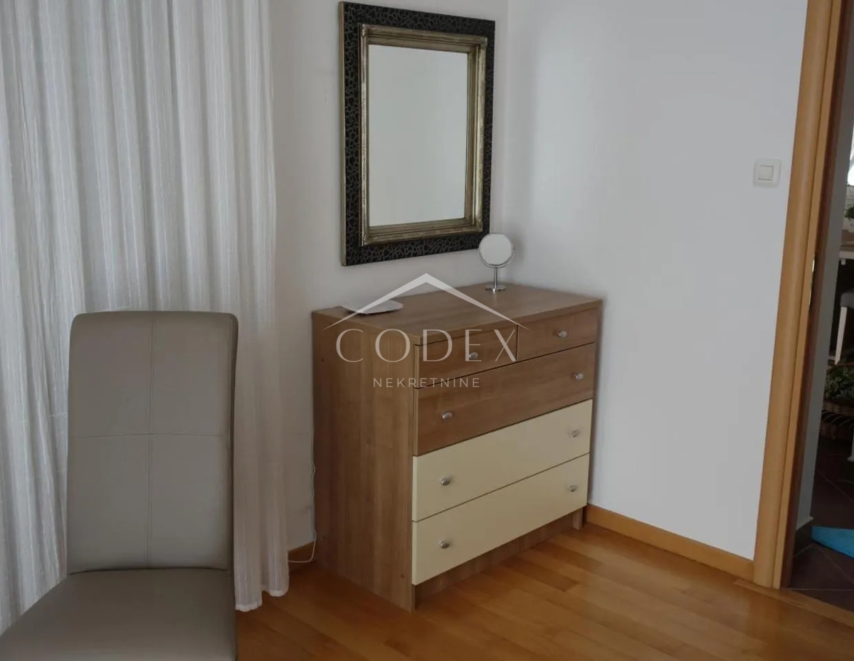 Novi Vinodolski – apartma s teraso iNovi Vinodolski – apartma s teraso in vrtom, le 50 m od morjan vrtom, 50 m od morja