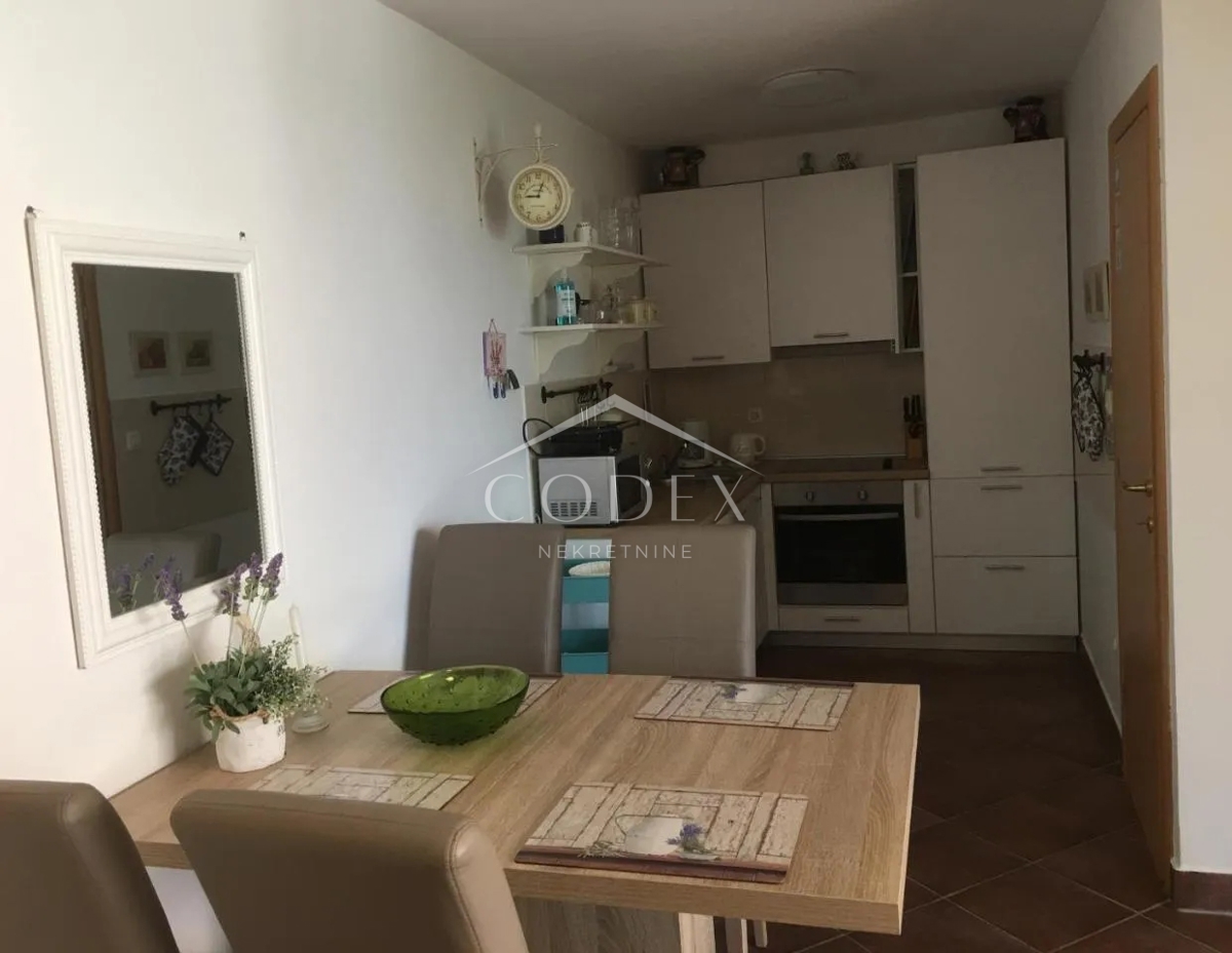 Novi Vinodolski – apartma s teraso iNovi Vinodolski – apartma s teraso in vrtom, le 50 m od morjan vrtom, 50 m od morja