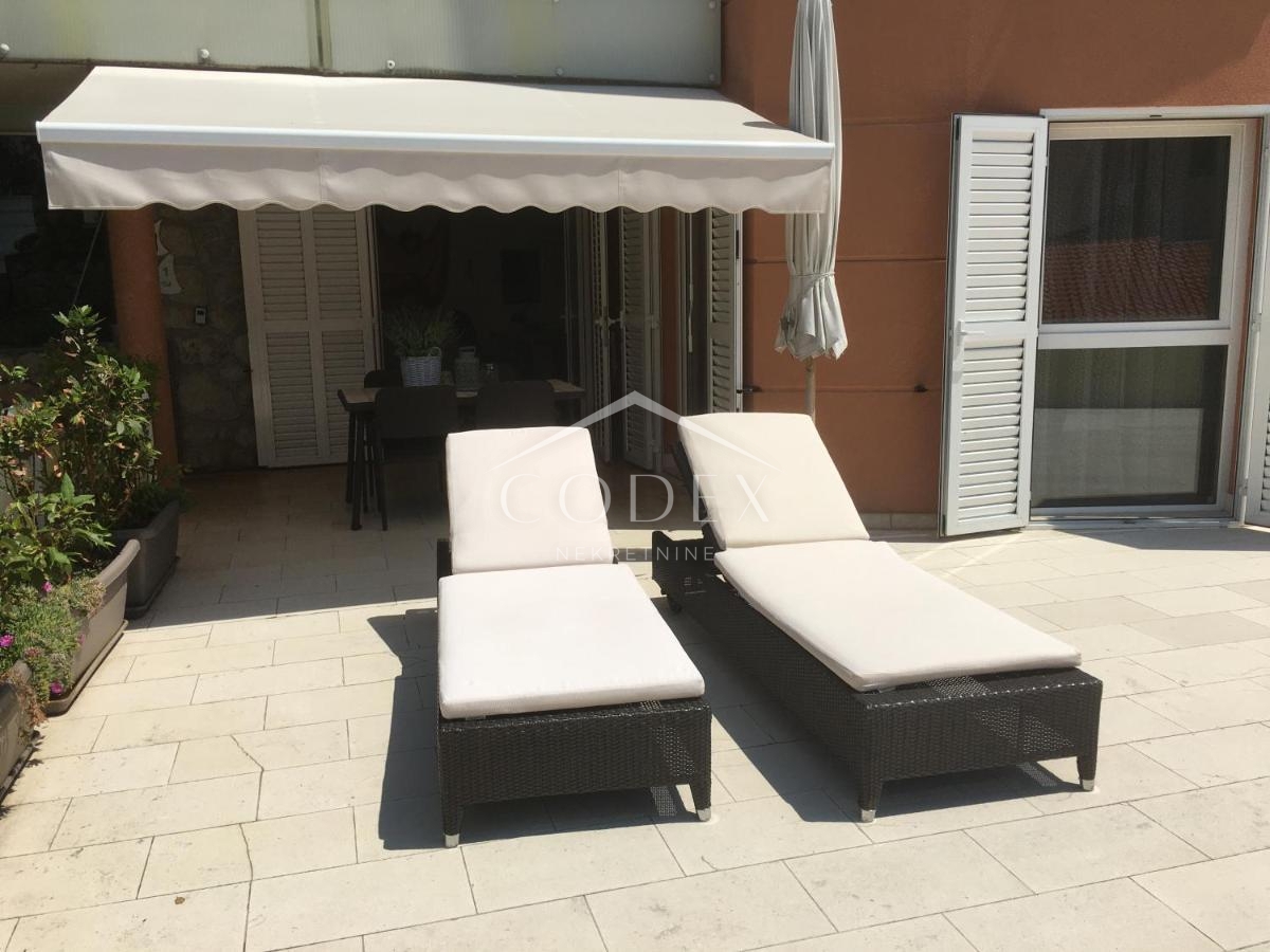 Novi Vinodolski – apartma s teraso iNovi Vinodolski – apartma s teraso in vrtom, le 50 m od morjan vrtom, 50 m od morja