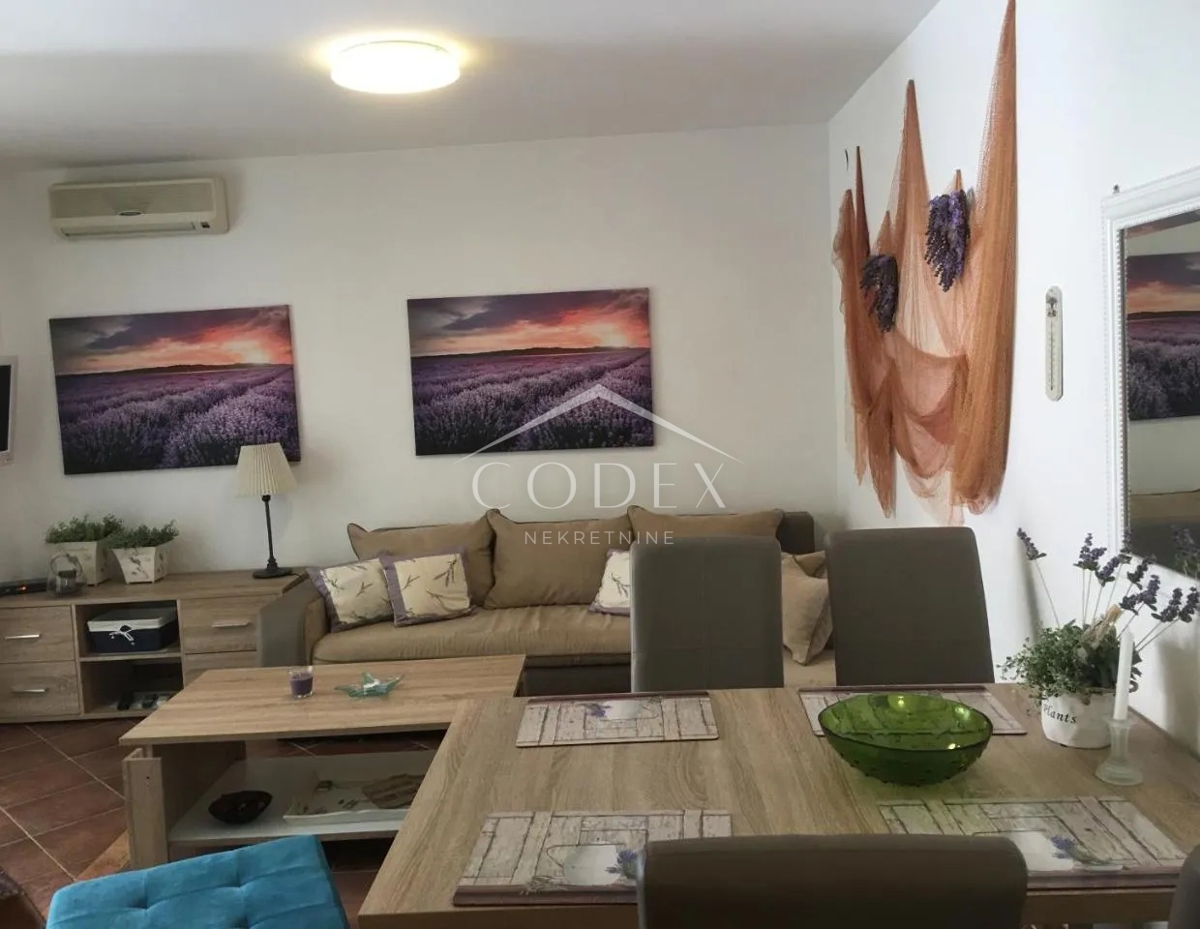 Novi Vinodolski – apartma s teraso iNovi Vinodolski – apartma s teraso in vrtom, le 50 m od morjan vrtom, 50 m od morja