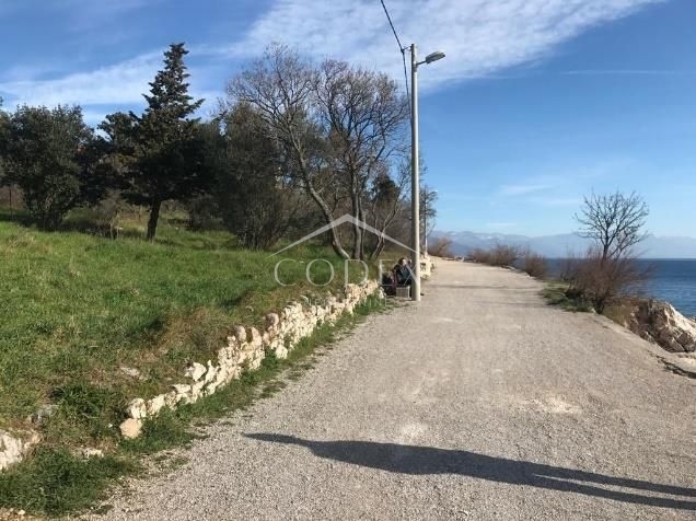 Novi Vinodolski - prodamo zemljišče, 1. red do morja!