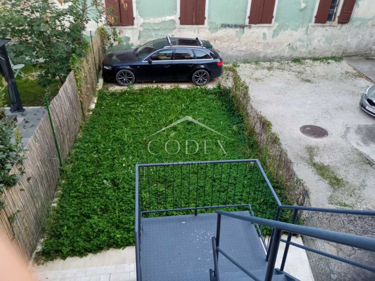 Pazin, Kaštel – prodaja večetažnega stanovanja z vrtom