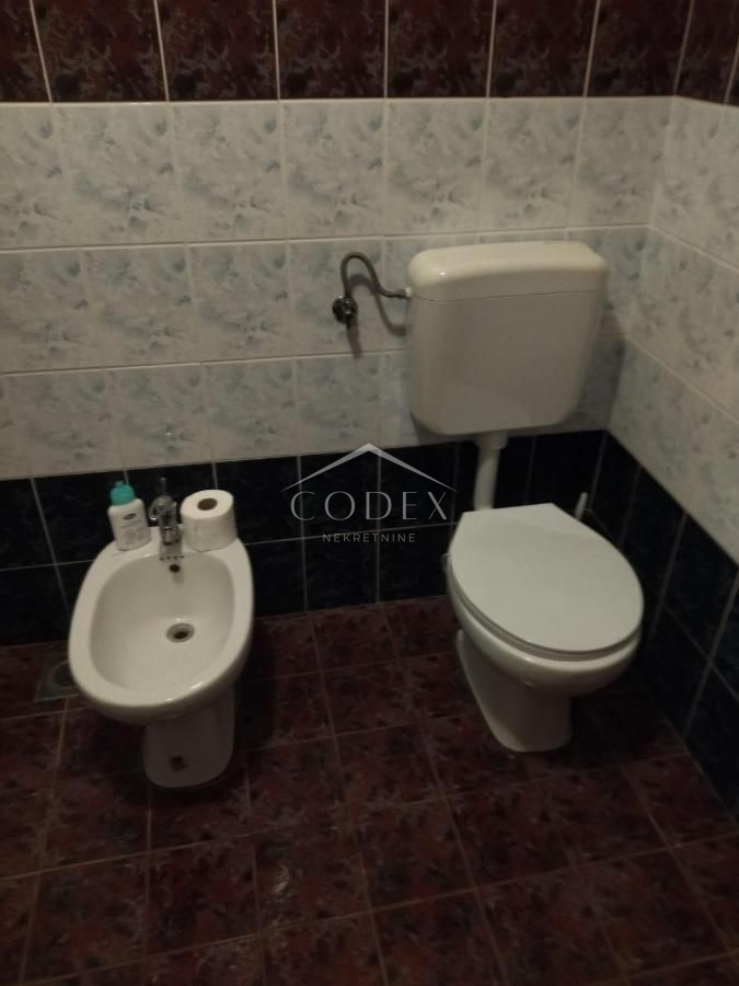 Podmurvice/Mlaka - prodamo etažo v centru mesta
