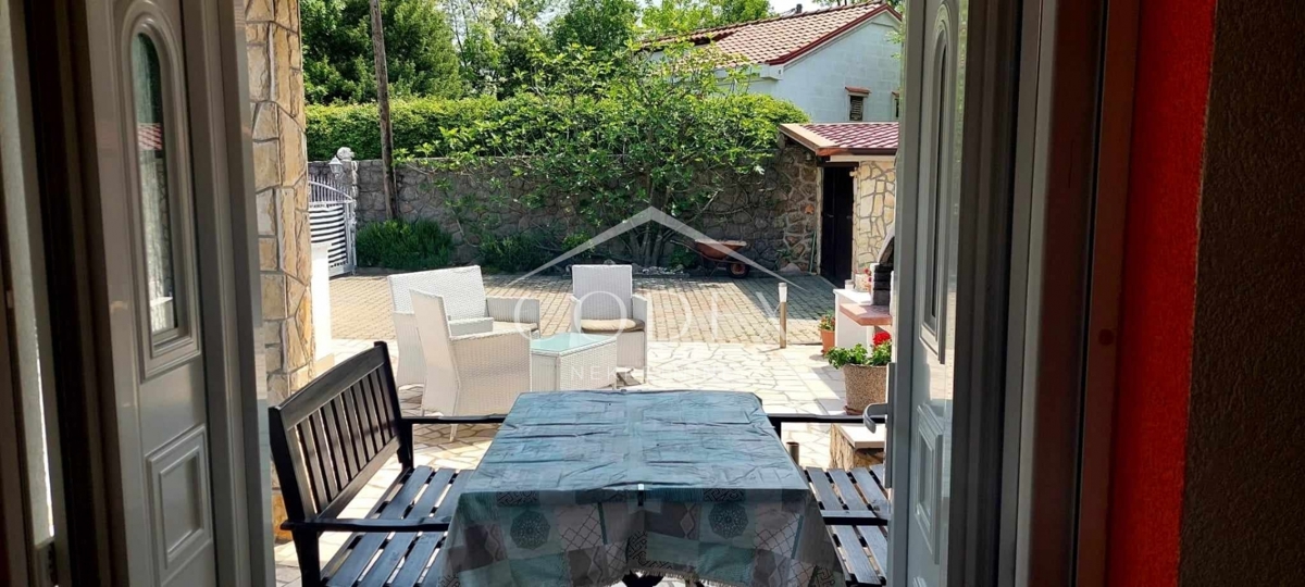 Otok Krk, Dobrinj - hiša z dvema apartmajema