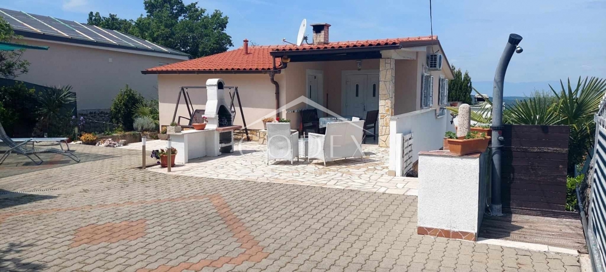 Otok Krk, Dobrinj - hiša z dvema apartmajema