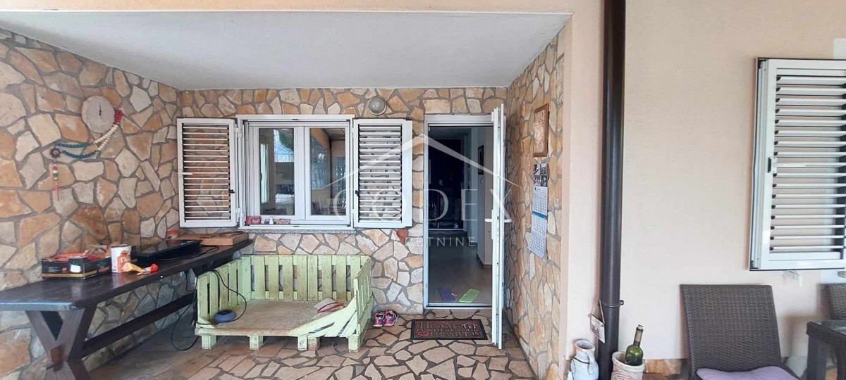 Otok Krk, Dobrinj - hiša z dvema apartmajema