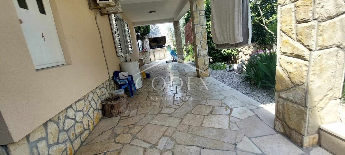 Otok Krk, Dobrinj - hiša z dvema apartmajema