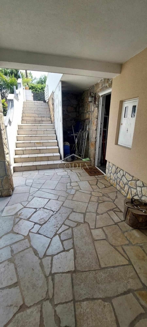 Otok Krk, Dobrinj - hiša z dvema apartmajema