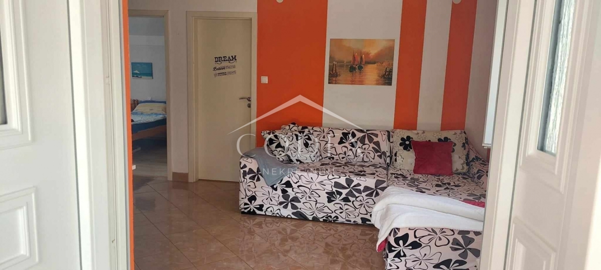 Otok Krk, Dobrinj - hiša z dvema apartmajema