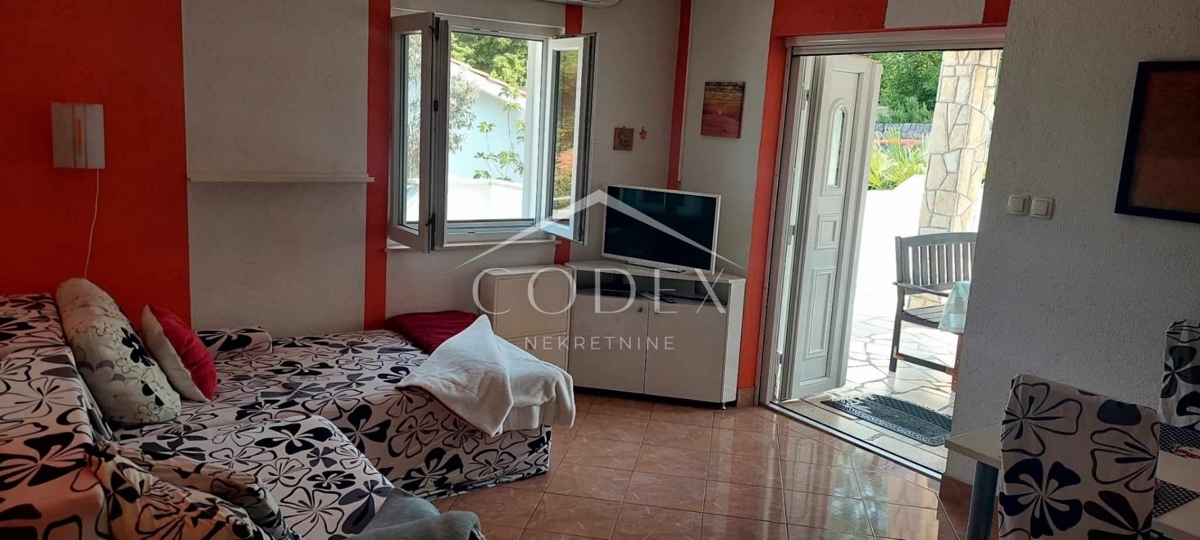 Otok Krk, Dobrinj - hiša z dvema apartmajema