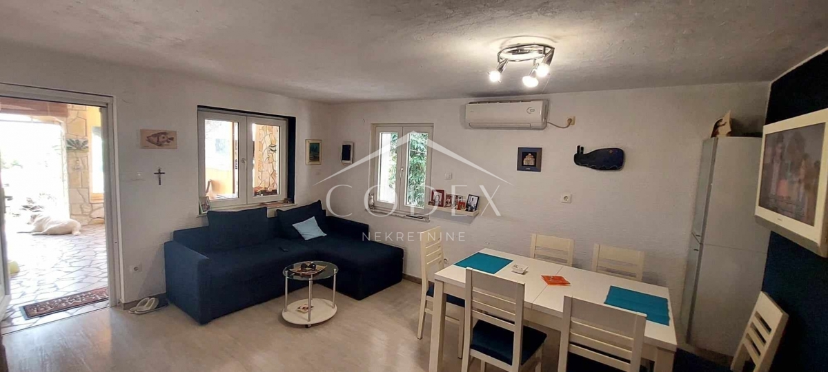 Otok Krk, Dobrinj - hiša z dvema apartmajema