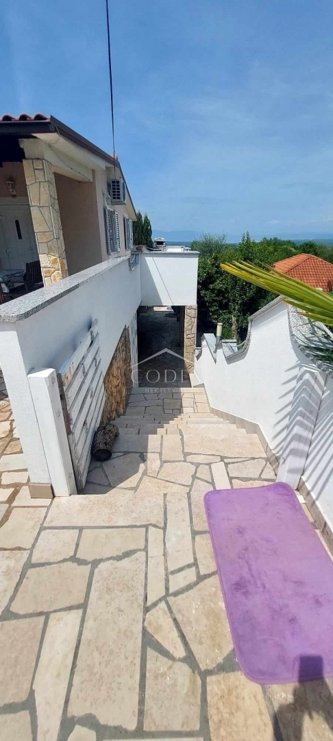 Otok Krk, Dobrinj - hiša z dvema apartmajema