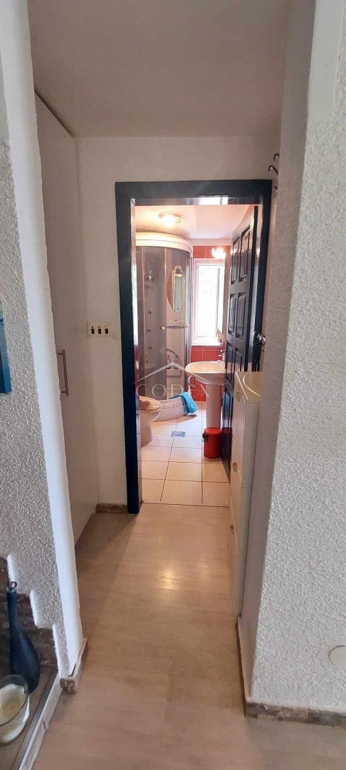 Otok Krk, Dobrinj - hiša z dvema apartmajema