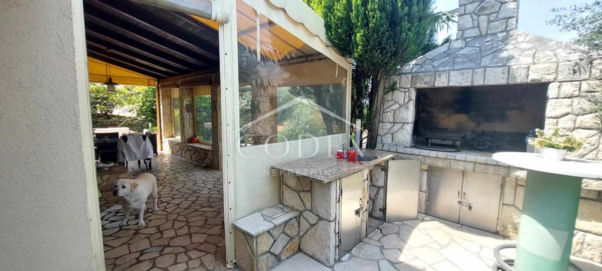 Otok Krk, Dobrinj - hiša z dvema apartmajema