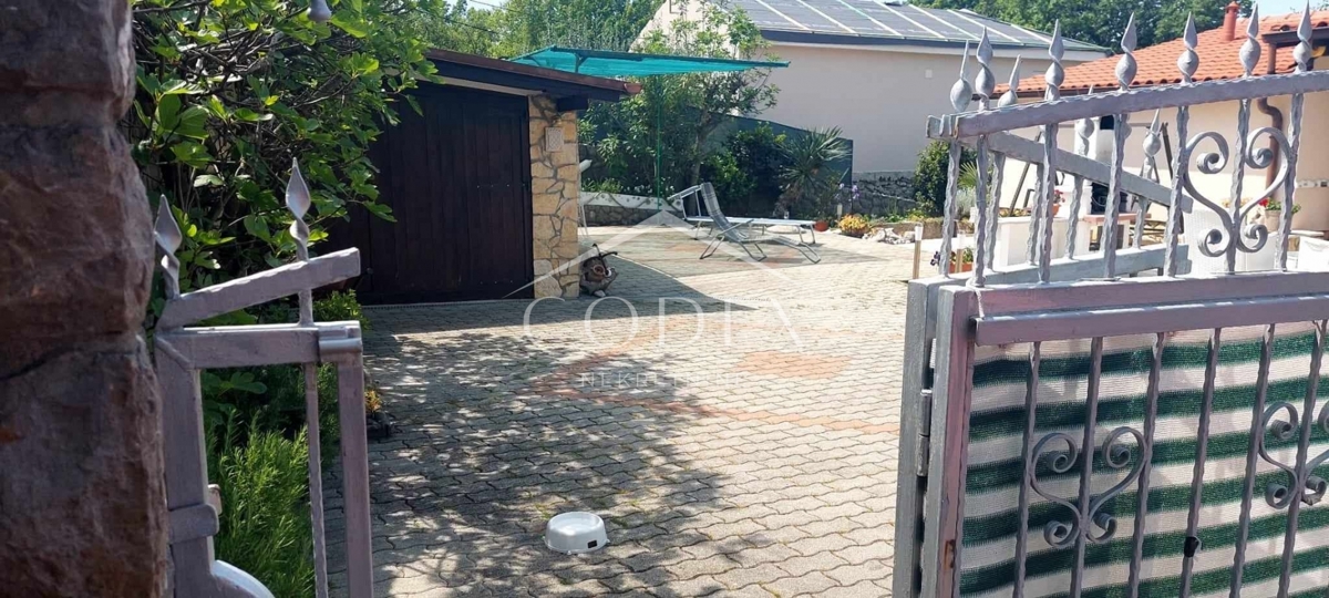 Otok Krk, Dobrinj - hiša z dvema apartmajema
