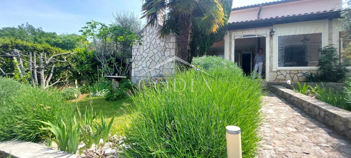 Otok Krk, Dobrinj - hiša z dvema apartmajema