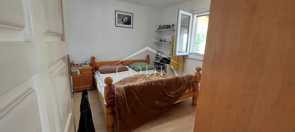Otok Krk, Dobrinj - hiša z dvema apartmajema