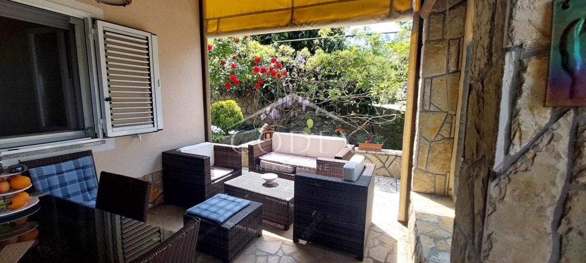 Otok Krk, Dobrinj - hiša z dvema apartmajema