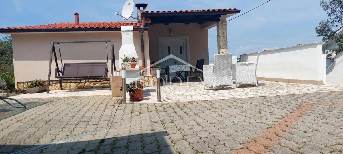 Otok Krk, Dobrinj - hiša z dvema apartmajema