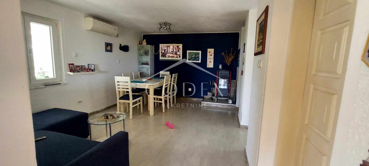Otok Krk, Dobrinj - hiša z dvema apartmajema