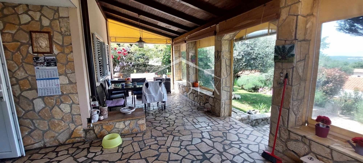 Otok Krk, Dobrinj - hiša z dvema apartmajema
