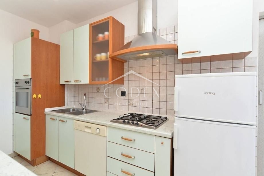 Pula, Štinjan - prostorna hiša z velikim potencialom