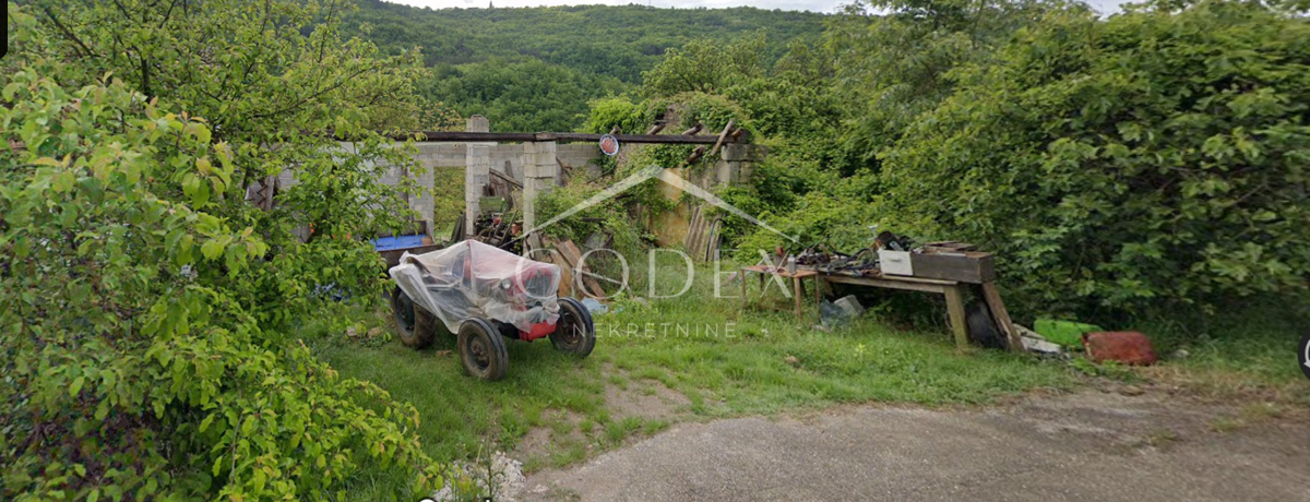 Buzet, Sovinjak - imanje s ruševinama