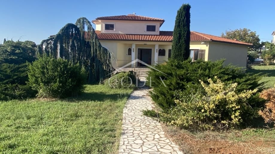 Medulin - vila prva vrsta do morja s prostornim vrtom!