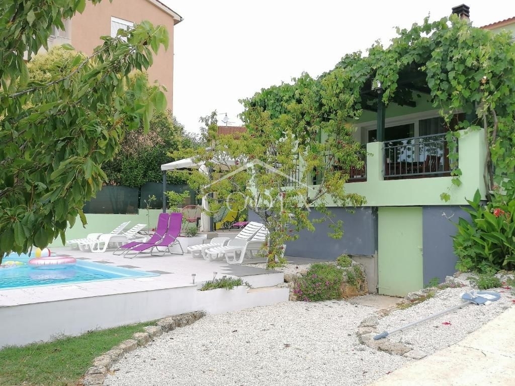 Pula, Busoler - prodaja moderne hiše z bazenom