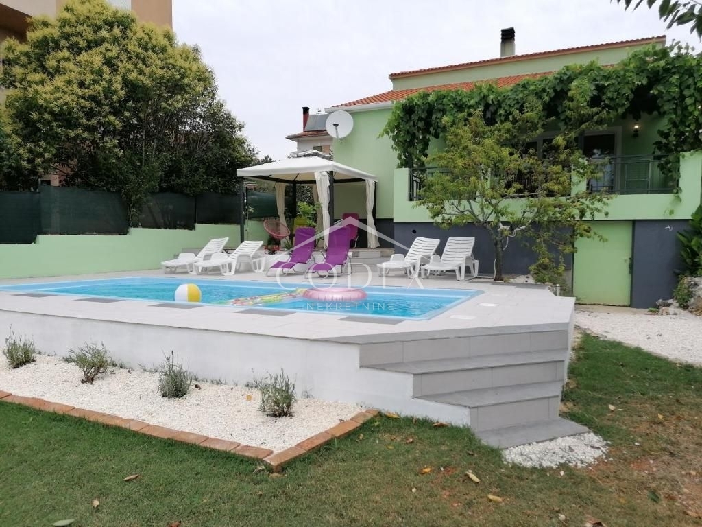 Pula, Busoler - prodaja moderne hiše z bazenom