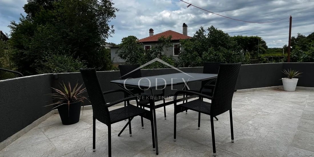 Malinska - prodaja hiše s 5 apartmaji za investicijo