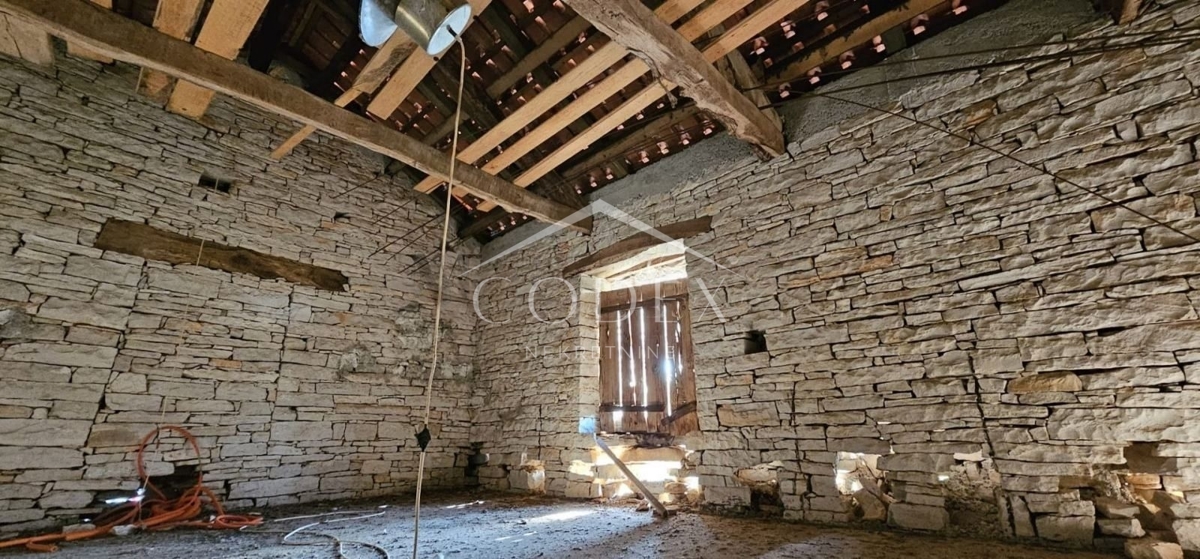 Oprtalj - prodaja starin s prostornim vrtom