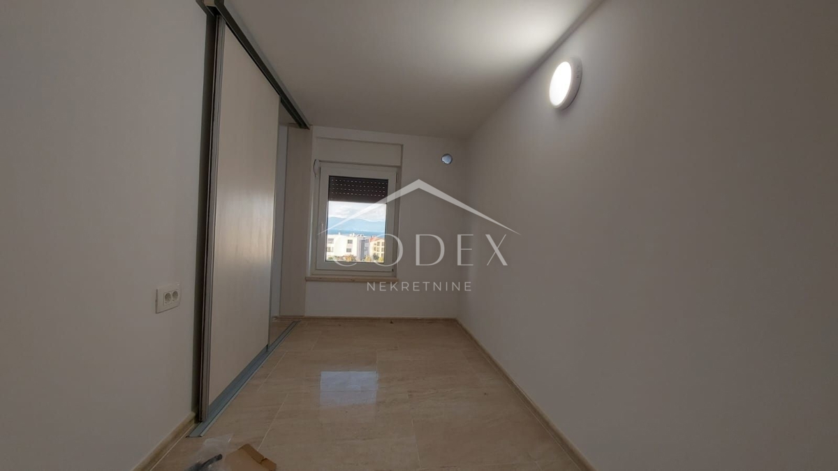 Njivice - luksuzen apartma v pritličju blizu morja