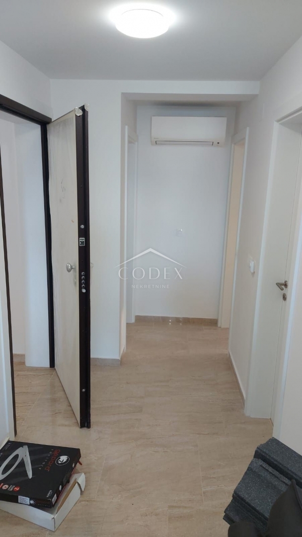 Njivice - luksuzen apartma v pritličju blizu morja