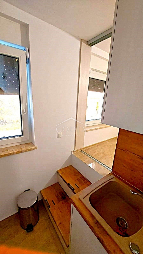 Njivice - luksuzen apartma v pritličju blizu morja