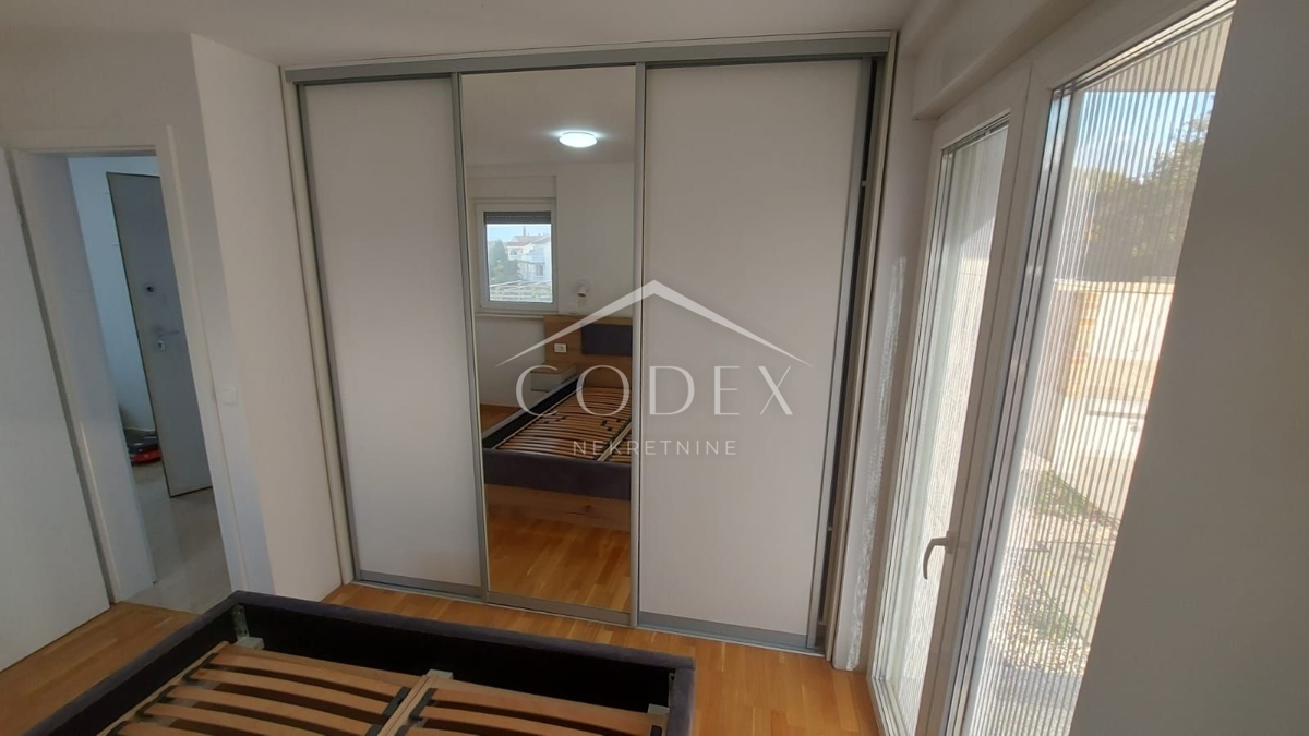Njivice - luksuzen apartma v pritličju blizu morja
