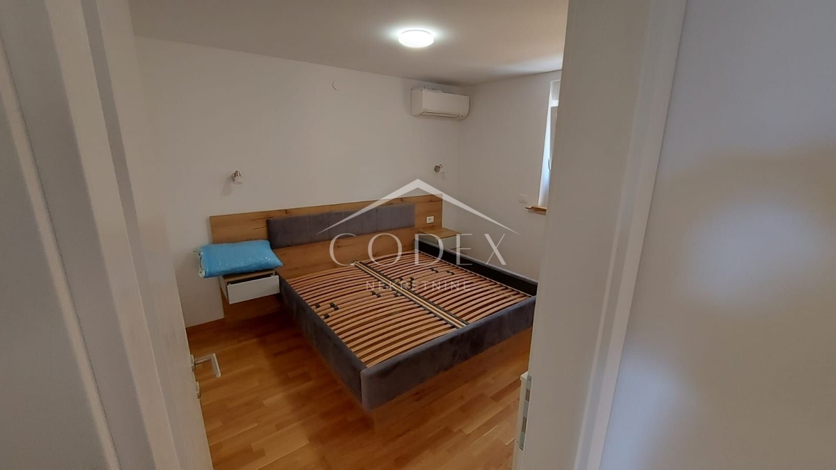 Njivice - luksuzen apartma v pritličju blizu morja
