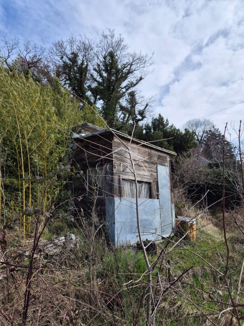Draga-hiša za adaptacijo z dvoriščem