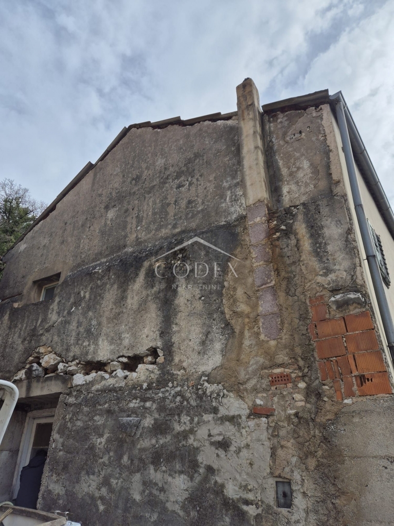 Draga-hiša za adaptacijo z dvoriščem